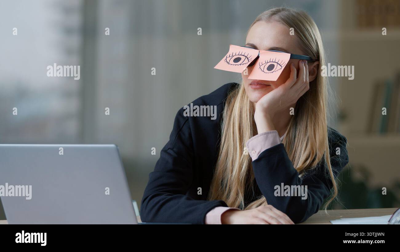 Erschöpfte, langweilige, verschlafene kaukasische Geschäftsfrau mit Haftnotizen auf den Augen Brille, die vorgibt, im Büro aufzuwachen, müde Geschäftsfrau weiblich Stockfoto