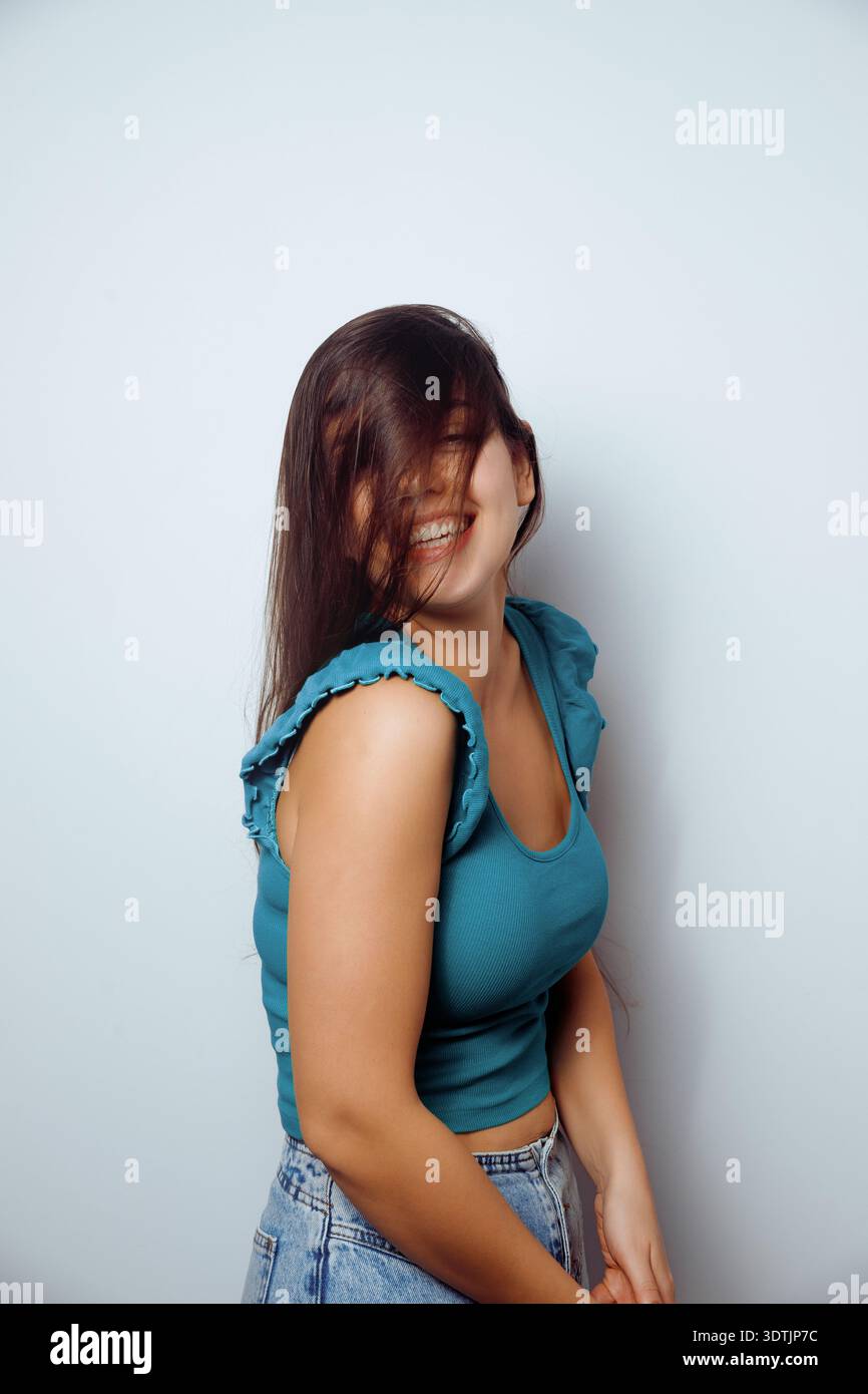 Rückansicht Porträt einer Frau, die langes gerades Haar auf Atelierhintergrund zeigt. Stockfoto