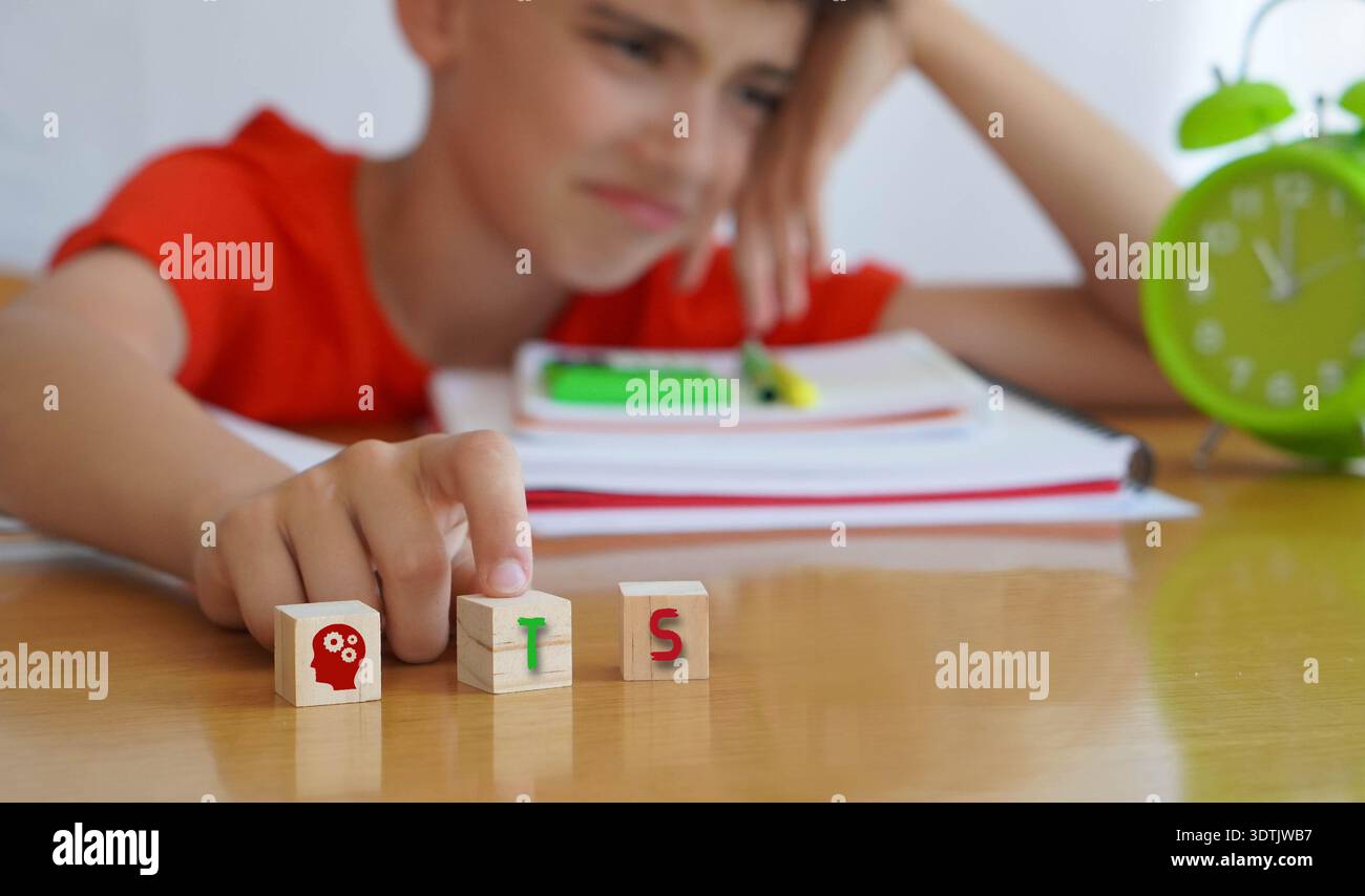 Kind mit TS frustriert bei Hausaufgaben, Bedeutung der Bildungsbedürfnisse und besondere Aufmerksamkeit für diese Störung. Stockfoto
