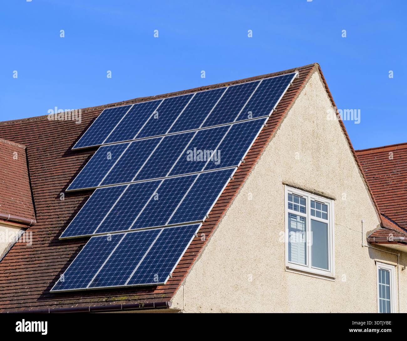 Solarpaneele nachträglich auf dem Dach eines älteren Hauses, Großbritannien Stockfoto