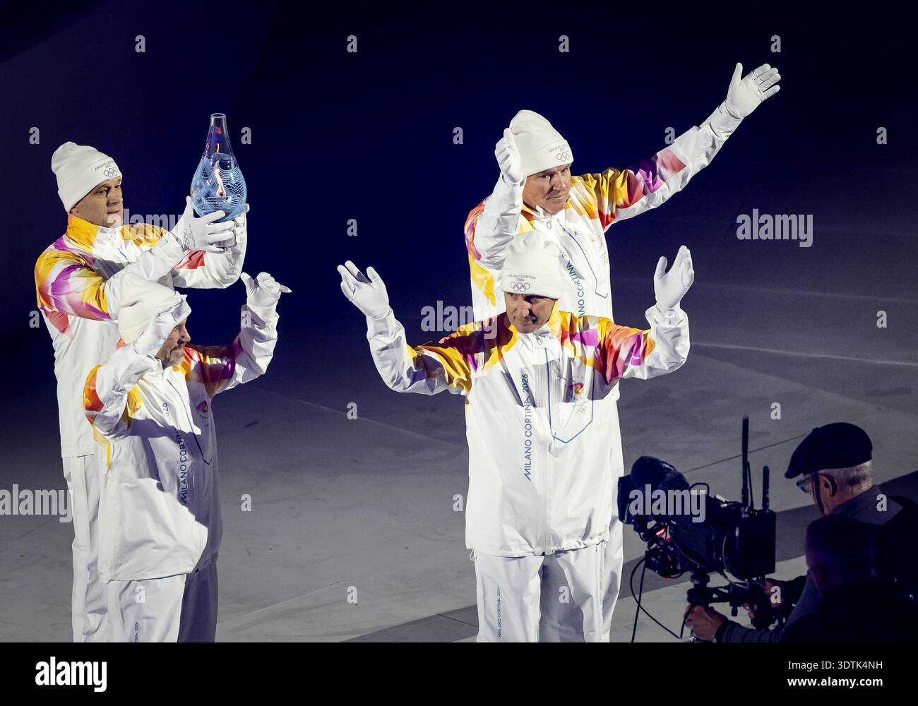 VERONA - die olympische Flamme wird während der Abschlusszeremonie der Olympischen Winterspiele 2026 in der historischen Arena di Verona eingebracht. ROBIN VAN LONKHUIJSEN / ANP Stockfoto