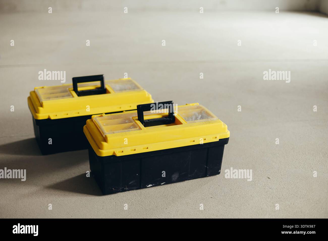 Zwei Geschlossene Werkzeugkoffer Mit Griffen Und Verriegelungen Nebeneinander Positioniert. Stockfoto