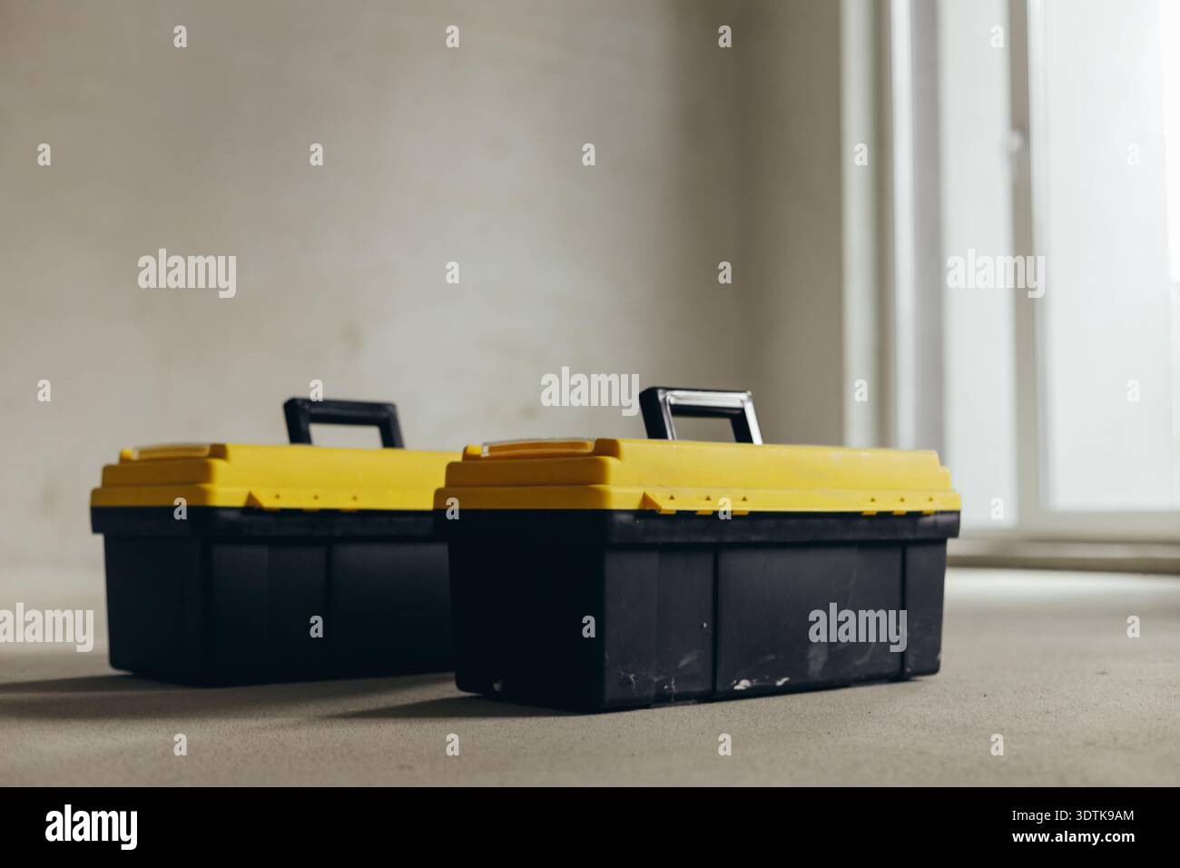 Zwei Geschlossene Werkzeugkoffer Mit Griffen Und Verriegelungen Nebeneinander Positioniert. Stockfoto