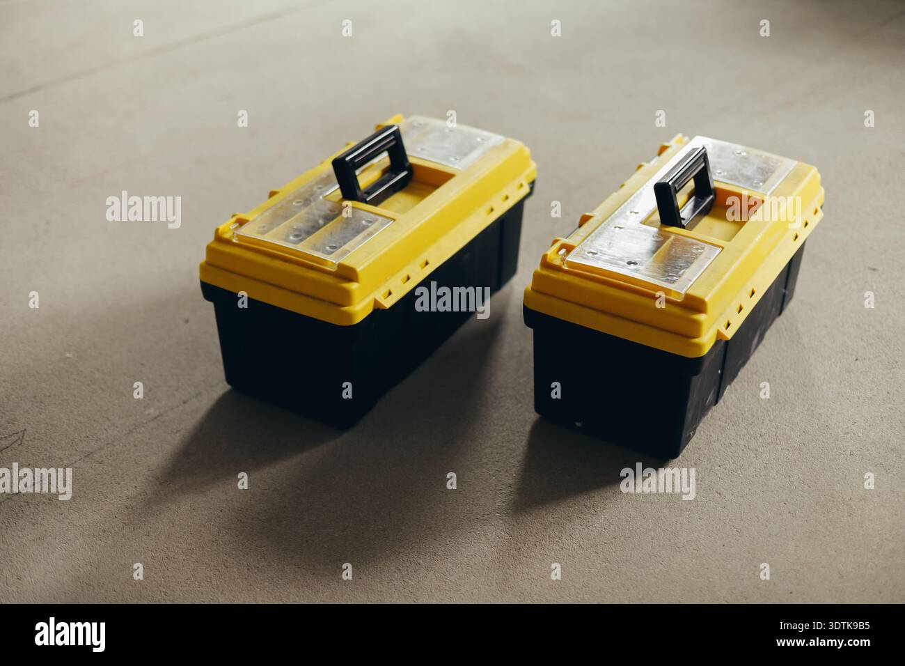 Zwei Geschlossene Werkzeugkoffer Mit Griffen Und Verriegelungen Nebeneinander Positioniert. Stockfoto