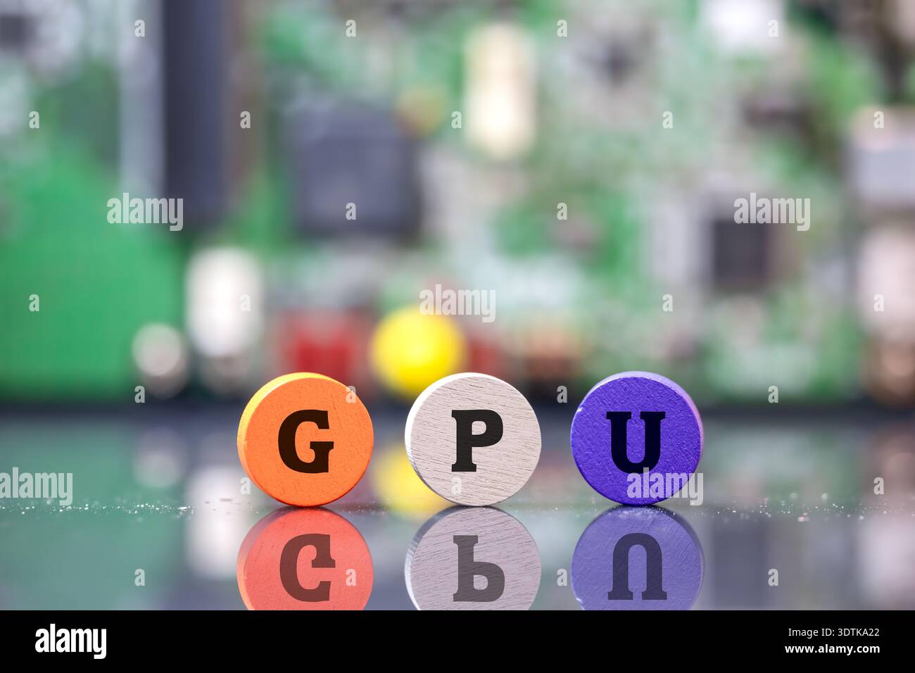 GPU-Initialen (Graphic Processing Unit) auf bunten Holzblöcken mit verschwommenem Leiterplattenhintergrund Stockfoto