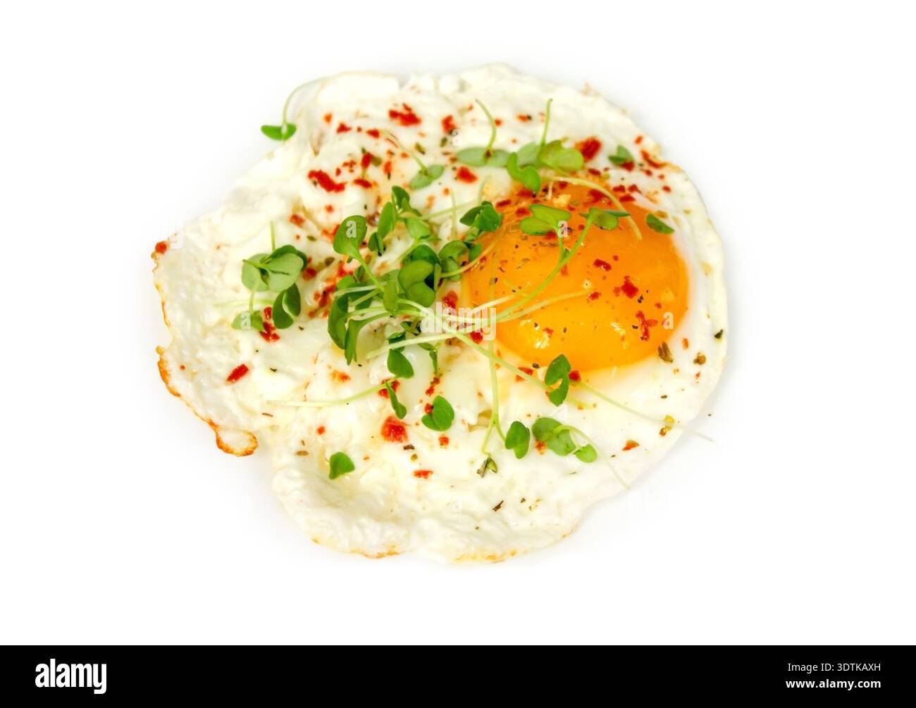 Blick von oben auf leckeres Frühstück mit Spiegelei und Mikrogemüse isoliert auf weißem Hintergrund. Sauberes Essen, Diät, vegetarisches Essen. Kopierbereich. Stockfoto