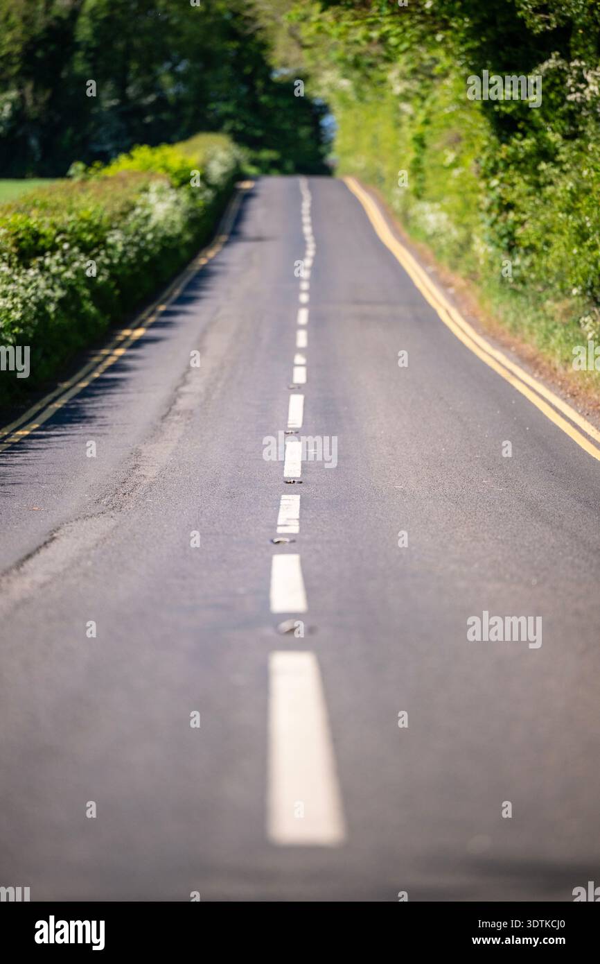 Eine leere zweispurige Straße Stockfoto