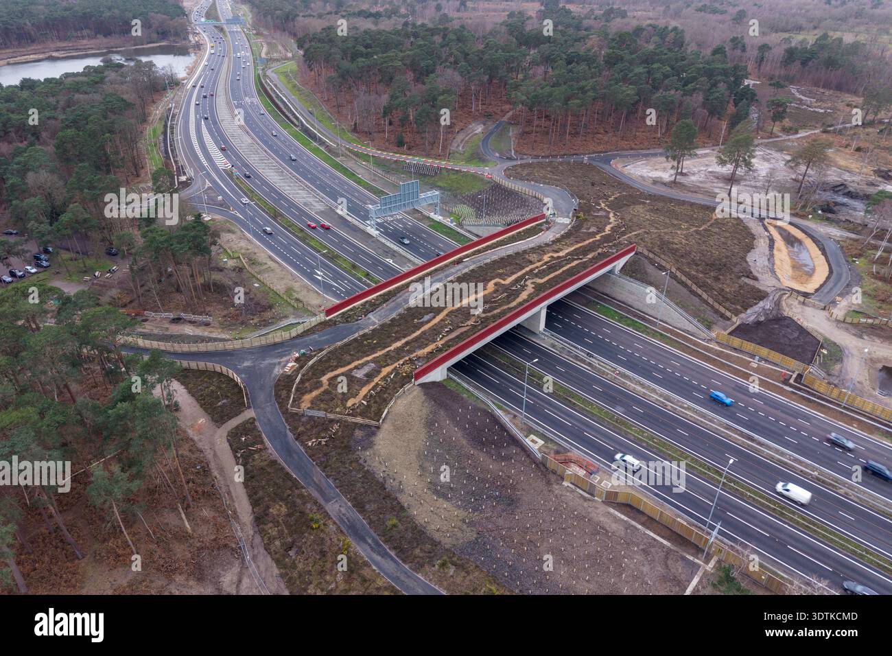 Luftaufnahme der neuen Cockcrow Green Bridge über die A3 in der Nähe der Anschlussstelle 10 M25/A3 Wisley, Surrey, Großbritannien. (Feb. 2026) Stockfoto