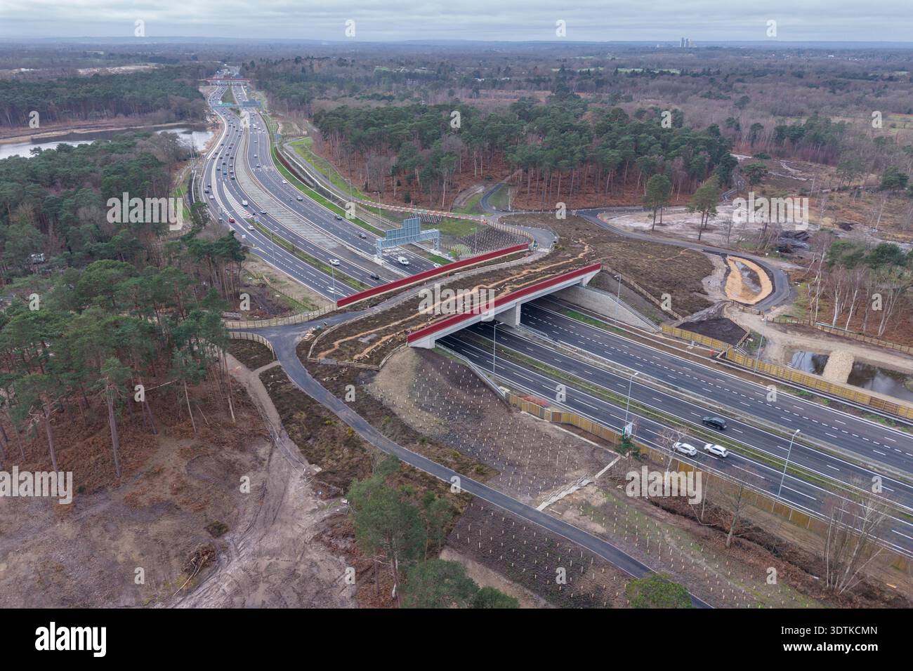 Luftaufnahme der neuen Cockcrow Green Bridge über die A3 in der Nähe der Anschlussstelle 10 M25/A3 Wisley, Surrey, Großbritannien. (Feb. 2026) Stockfoto