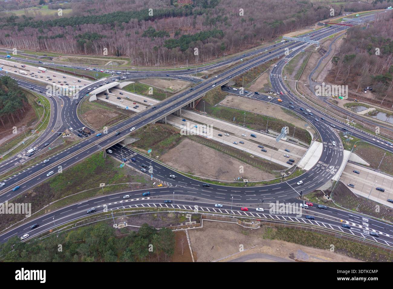 Luftaufnahme der Anschlussstelle M25 10/A3 Wisley nach jahrelangen Modernisierungsarbeiten, Wisley, Surrey, Großbritannien. (Feb. 2026) Stockfoto