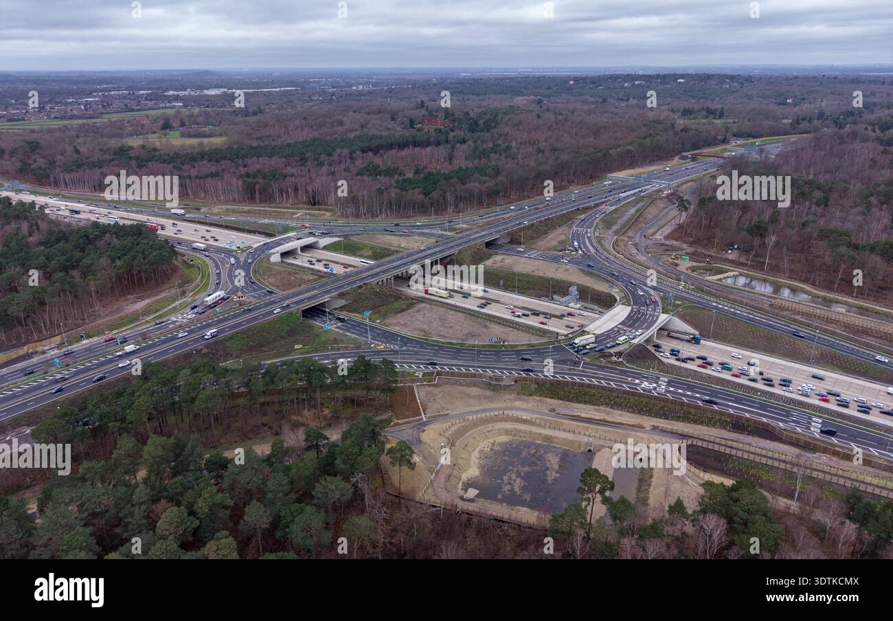 Luftaufnahme der Anschlussstelle M25 10/A3 Wisley nach jahrelangen Modernisierungsarbeiten, Wisley, Surrey, Großbritannien. (Feb. 2026) Stockfoto