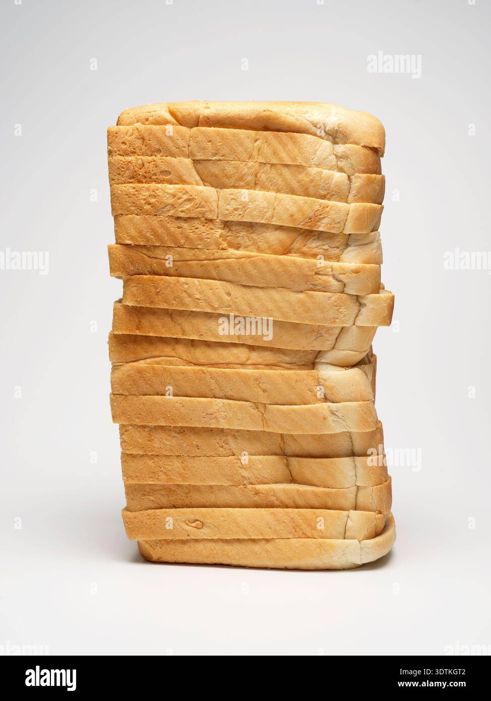 Gestapeltes weißes Brot auf einem sauberen, hellgrauen Hintergrund Stockfoto