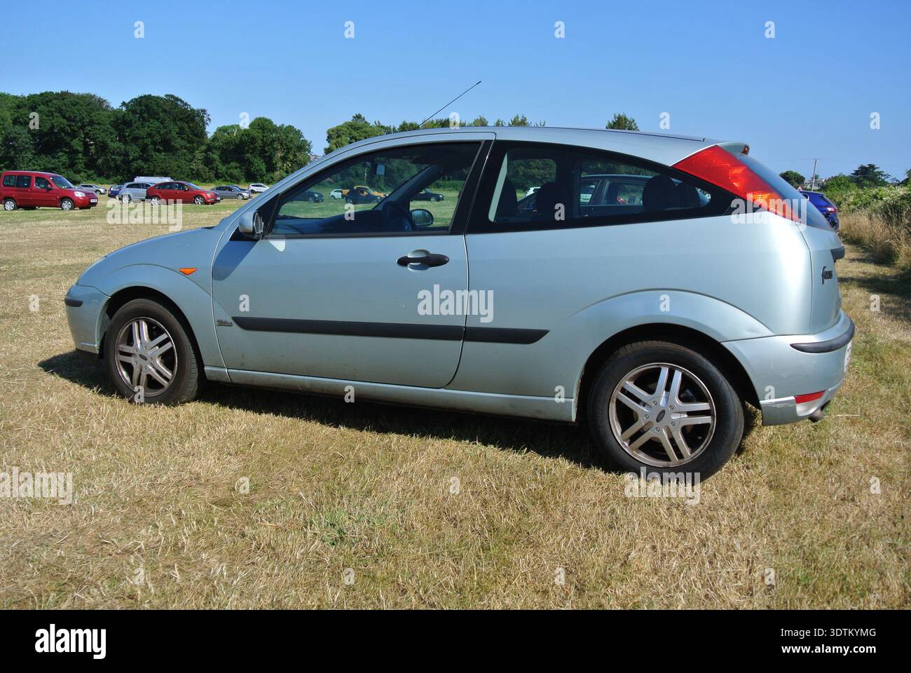 Ein Ford Focus aus dem Jahr 2005 parkte in Powderham, Devon, England. Stockfoto