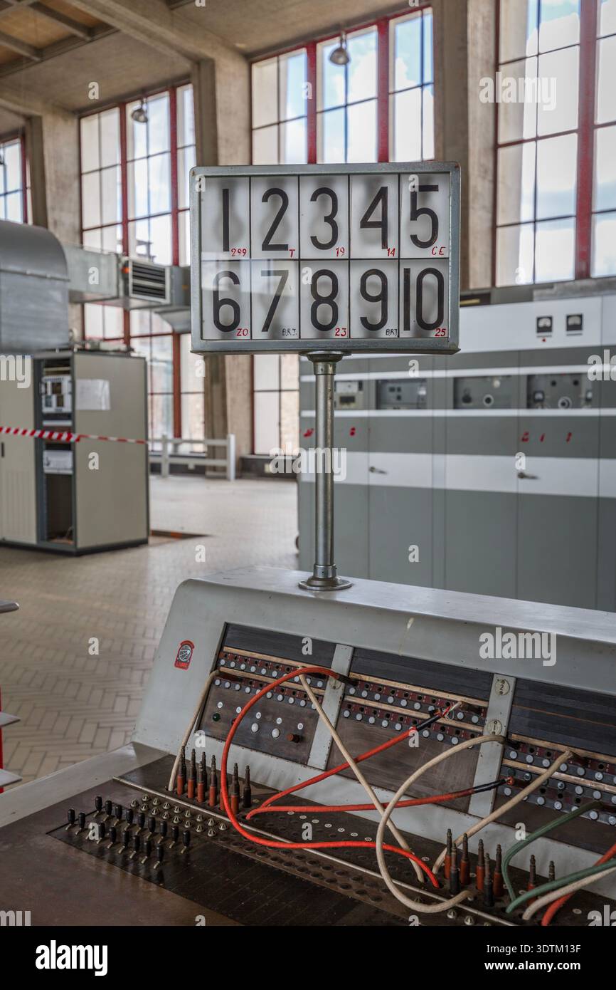 Bedienfeld für Vintage-Sender mit numerischer Anzeige im VRT/RTBF-TV-Sender, Wavre, Belgien Stockfoto