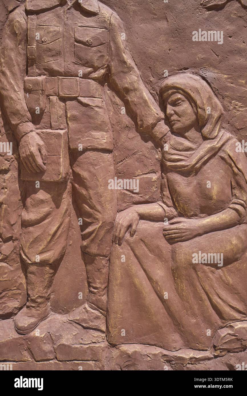 Kampfdetails in Fries hinter der Stele. Am Victory Monument, im Victory Park. Sowjetische Ehre des Zweiten Weltkriegs, des Großen Vaterländischen Krieges. In Duschanbe, Tadschikistan. Stockfoto