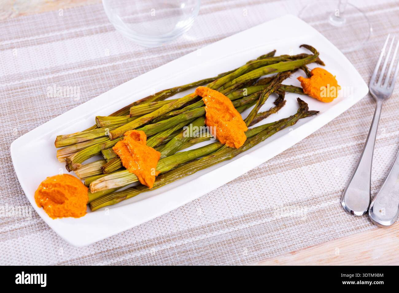 Verkohlter Spargel serviert mit klassischer Romesco-Sauce Stockfoto
