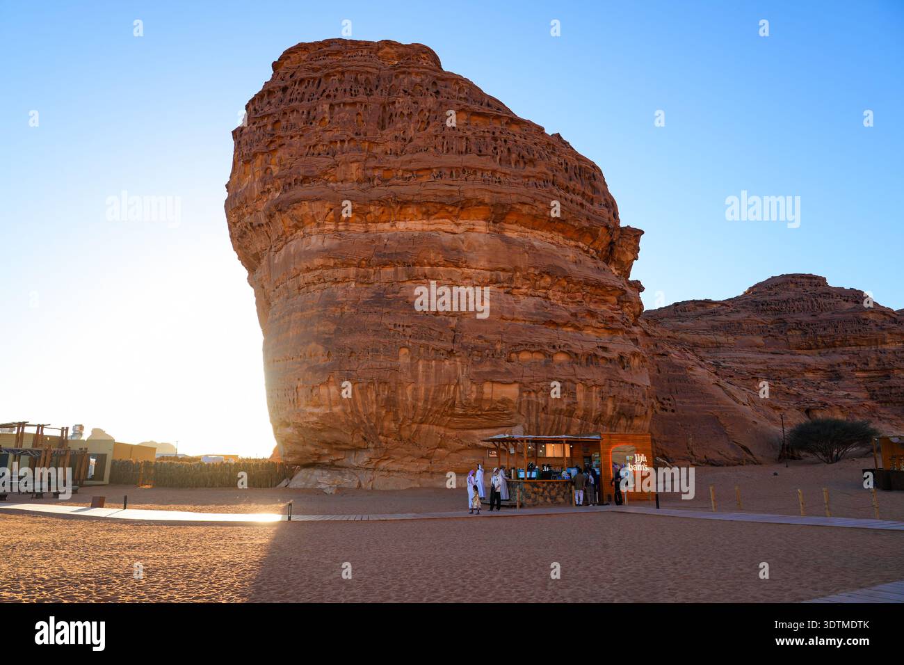 Barn's Coffee Shop neben Elephant Rock (Jabal Al-Fil) in der Wüste von Alula, Saudi-Arabien Stockfoto