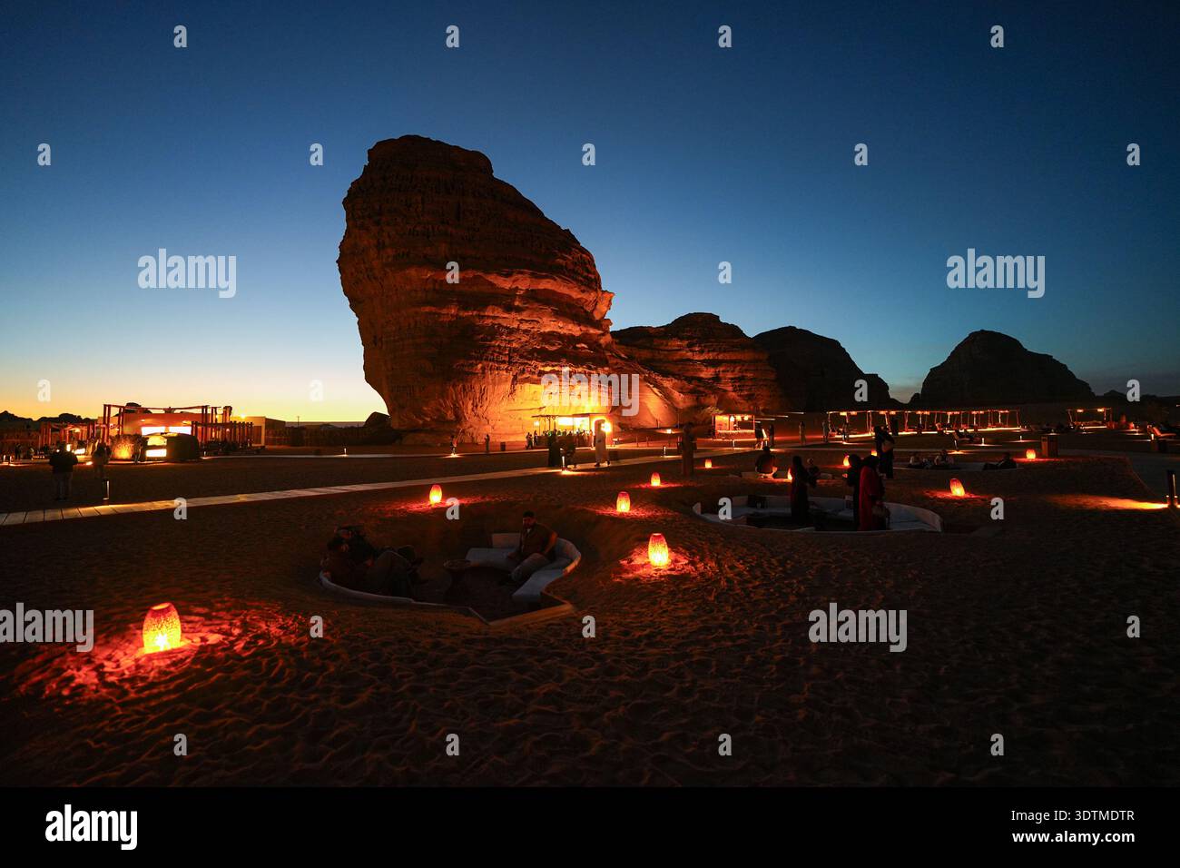 Barn's Coffee Shop neben Elephant Rock (Jabal Al-Fil) in der Wüste von Alula, Saudi-Arabien Stockfoto