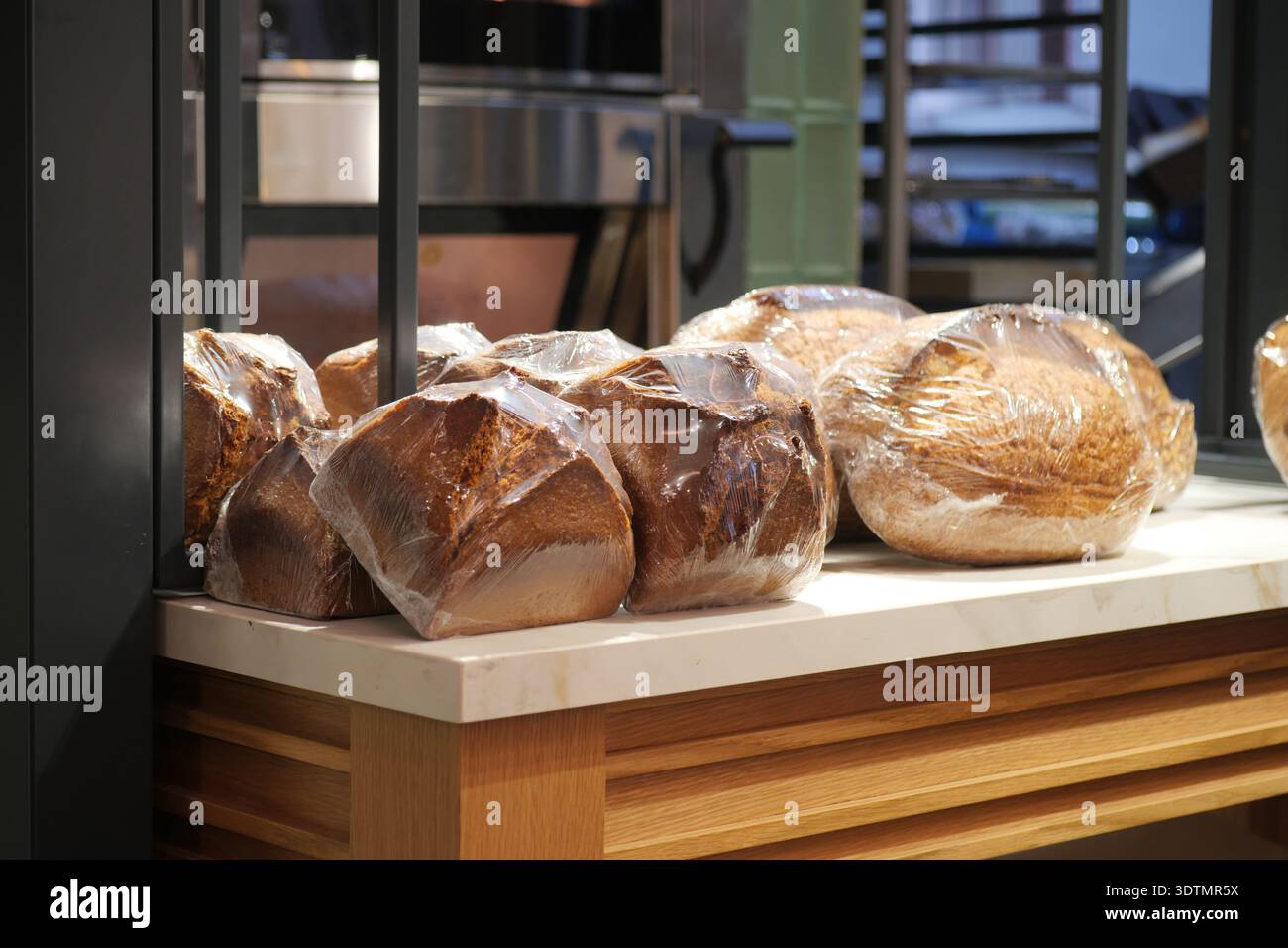 Frische Brotlaibe werden an einer Bäckerei ausgestellt Stockfoto