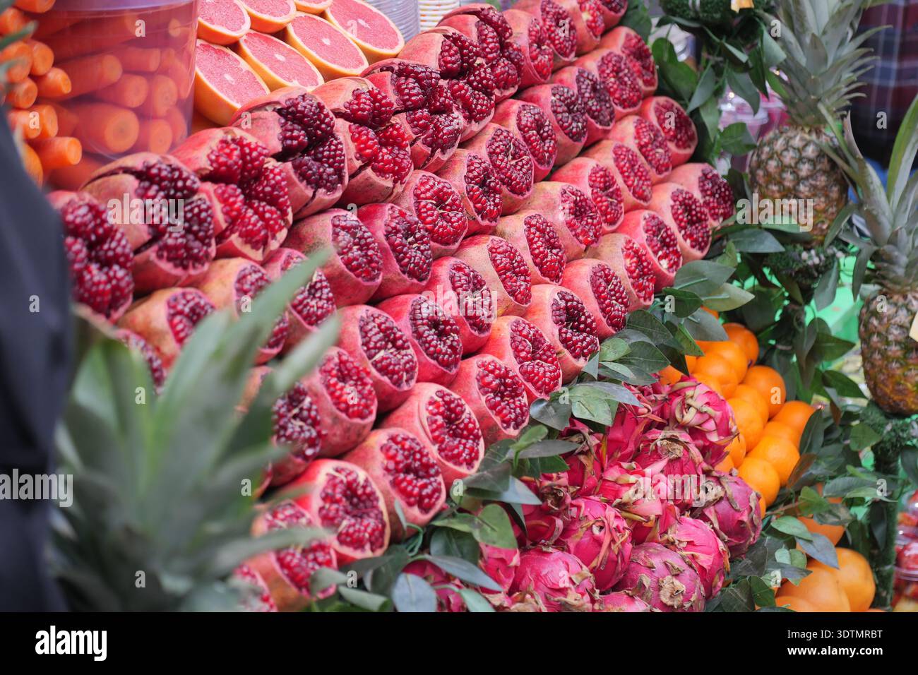 Frisches Obst auf einem Markt in der Nachmittagssonne Stockfoto