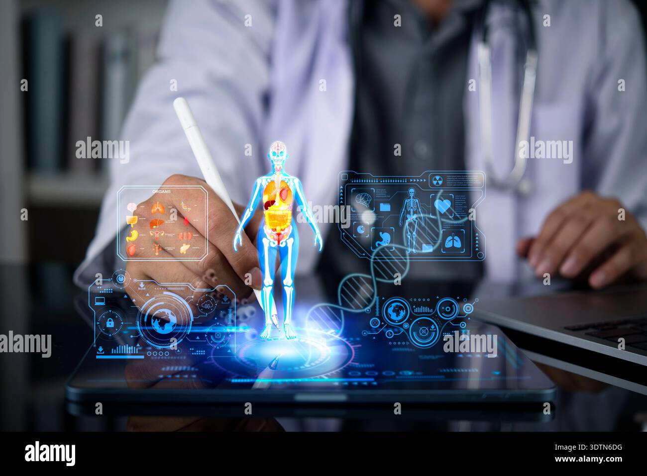 Der Arzt interagiert mit holographischen Patientendaten auf einem digitalen Tablet. Untersuchung der virtuellen menschlichen Anatomie, der inneren Organe, des Skeletts für präzise medizinische und Stockfoto