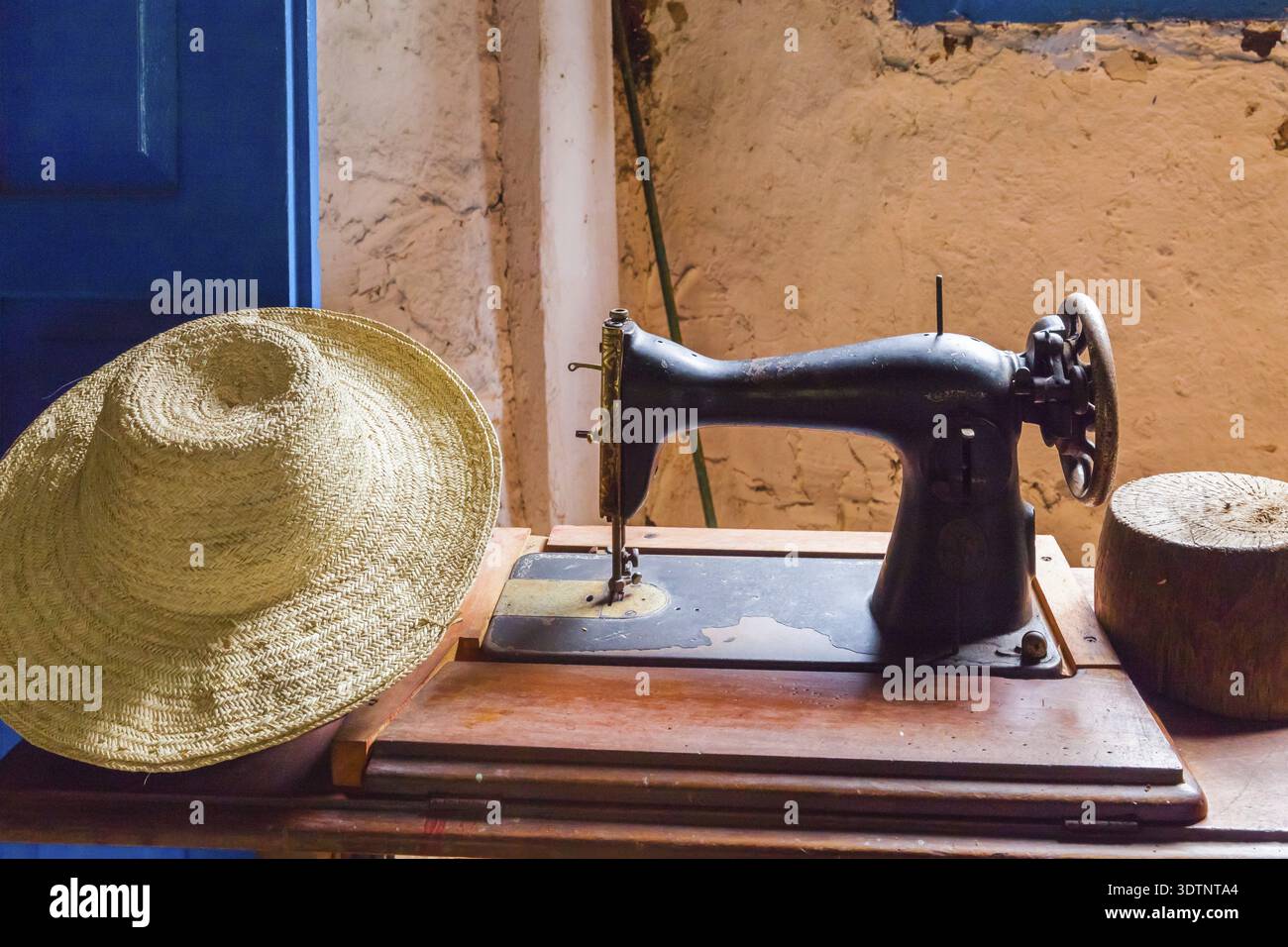 Alte Nähmaschine und Strohhut Stockfoto