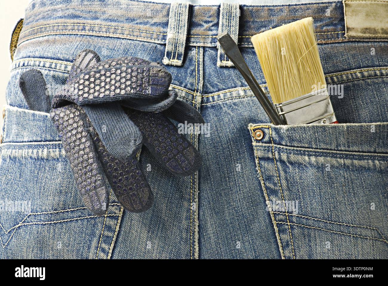Arbeitsgeräte in der Gesäßtasche alter Gebrauchtjeans Stockfoto