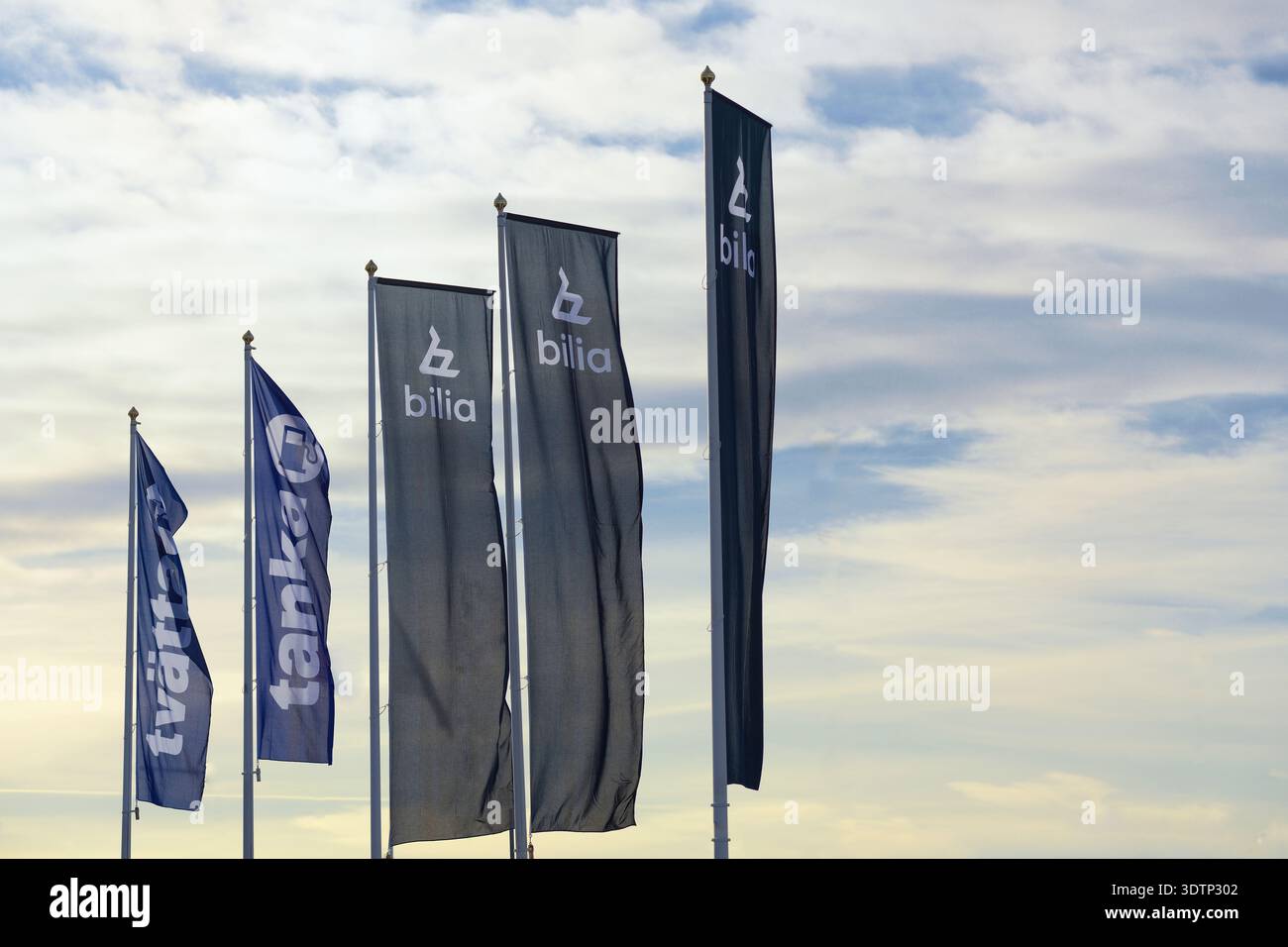 Stockholm, Schweden - 08. Februar 2026: Werbebanner, Flaggen des Autohändlers Bilia und Tanka Stockfoto