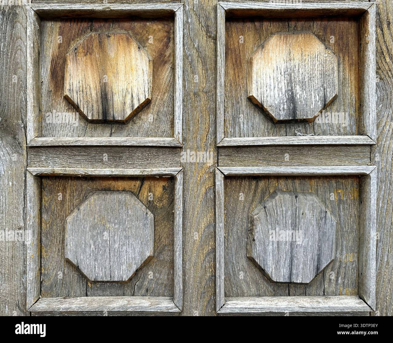 Hölzerne Relieftür Stockfoto