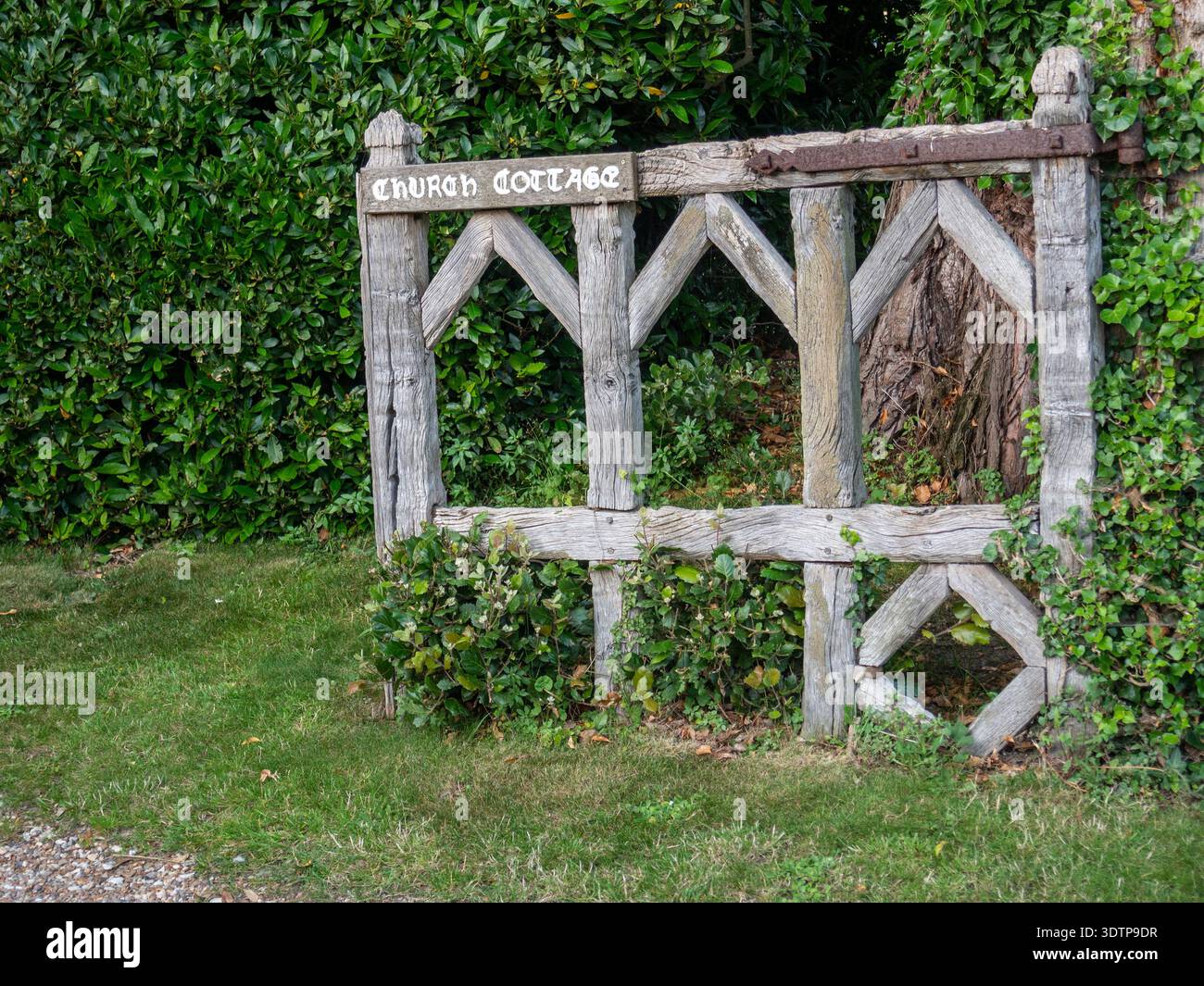 Altes verwittertes Holztor am Eingang zum Church Cottage, Titchwell, Norfolk, Großbritannien Stockfoto
