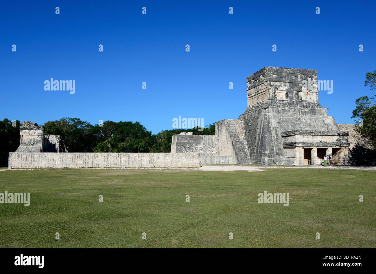 Chichén Itzá, El Gran Juego de Pelota mit Jaguar Tempel (Templo de los Jaguares). UNESCO-Weltkulturerbe. Gemeinde tinum, Yucatán, Mexiko. Stockfoto