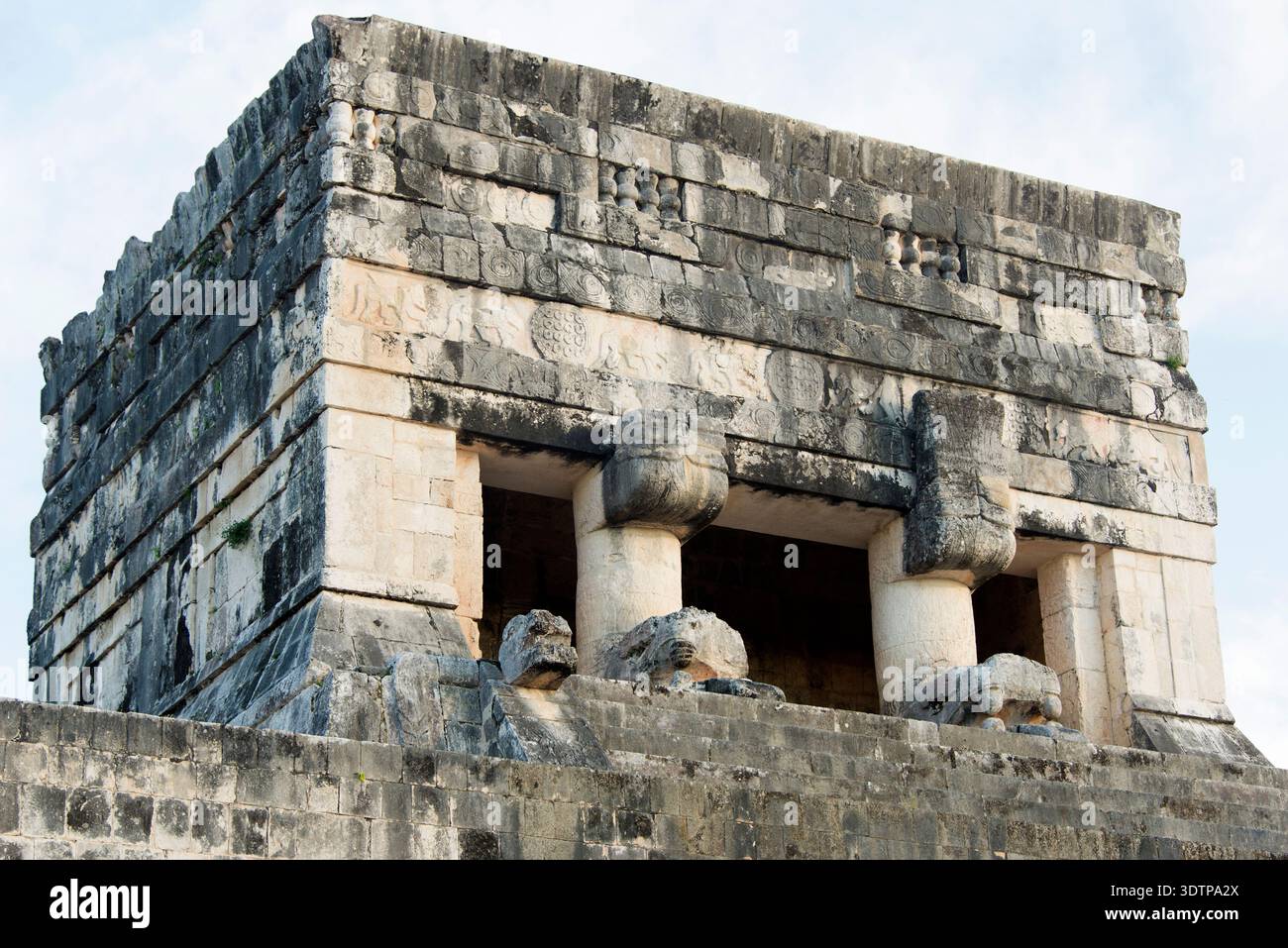 Chichén Itzá, El Gran Juego de Pelota mit Jaguar Tempel (Templo de los Jaguares). UNESCO-Weltkulturerbe. Gemeinde tinum, Yucatán, Mexiko. Stockfoto