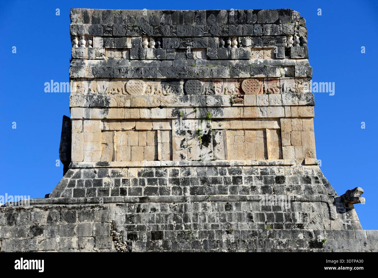 Chichén Itzá, El Gran Juego de Pelota mit Jaguar Tempel (Templo de los Jaguares). UNESCO-Weltkulturerbe. Gemeinde tinum, Yucatán, Mexiko. Stockfoto