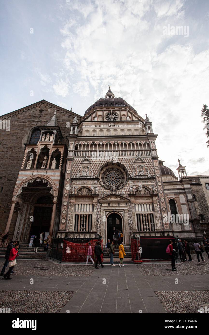 Romanische Kathedrale mit aufwendiger schwarz-weißer Marmorfassade in Bergamo Italien Stockfoto