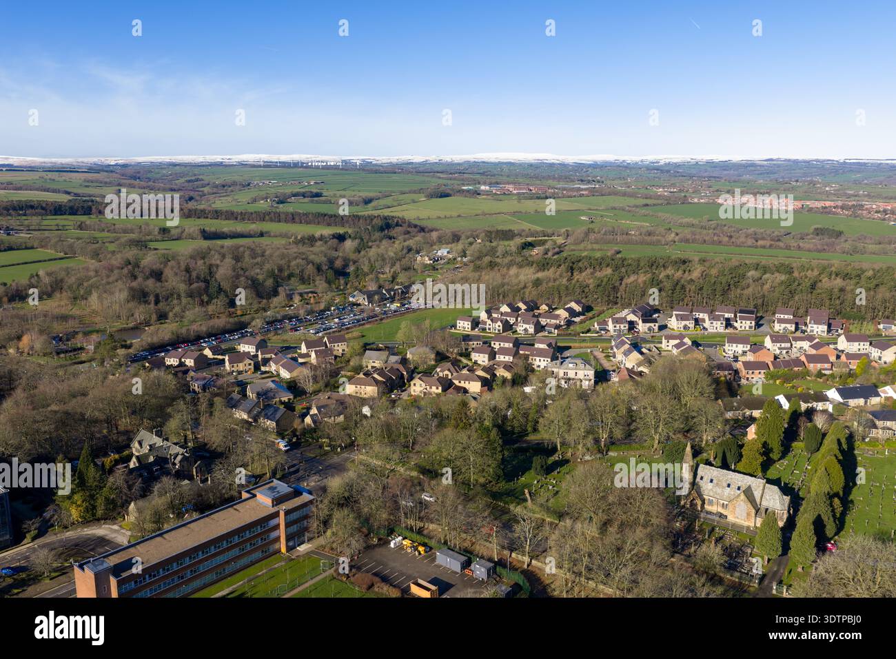 Drohnenfoto von Harlow Carr in Harrogate North Yorkshire, das ein britisches Wohngebiet mit einer Straße von Häusern und Bauernfeldern zeigt Stockfoto