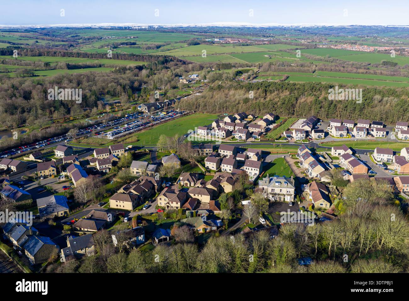 Drohnenfoto von Harlow Carr in Harrogate North Yorkshire, das ein britisches Wohngebiet mit einer Straße von Häusern und Bauernfeldern zeigt Stockfoto
