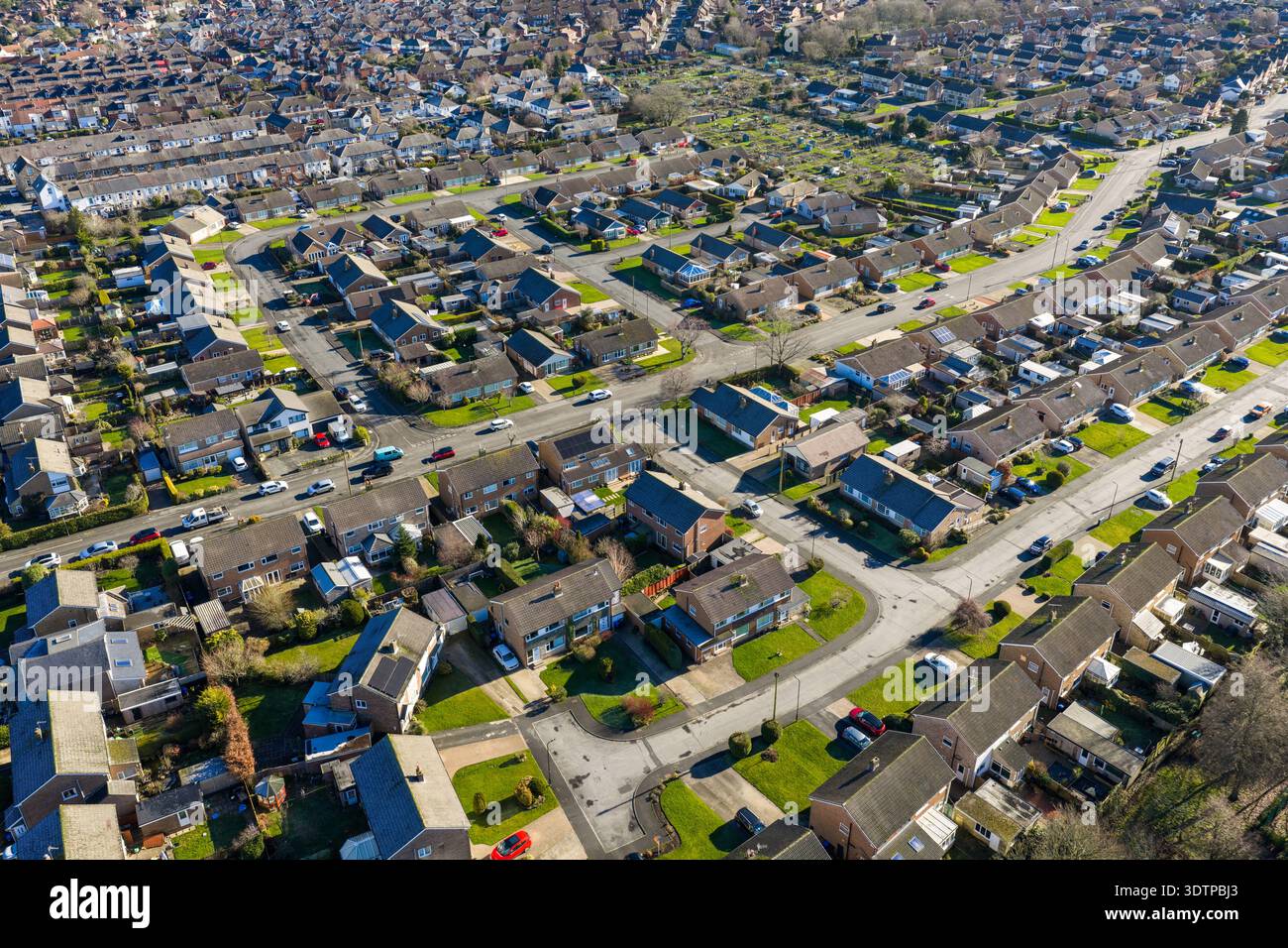 Drohnenfoto von Harlow Carr in Harrogate North Yorkshire, das ein britisches Wohngebiet mit einer Straße von Häusern und Bauernfeldern zeigt Stockfoto