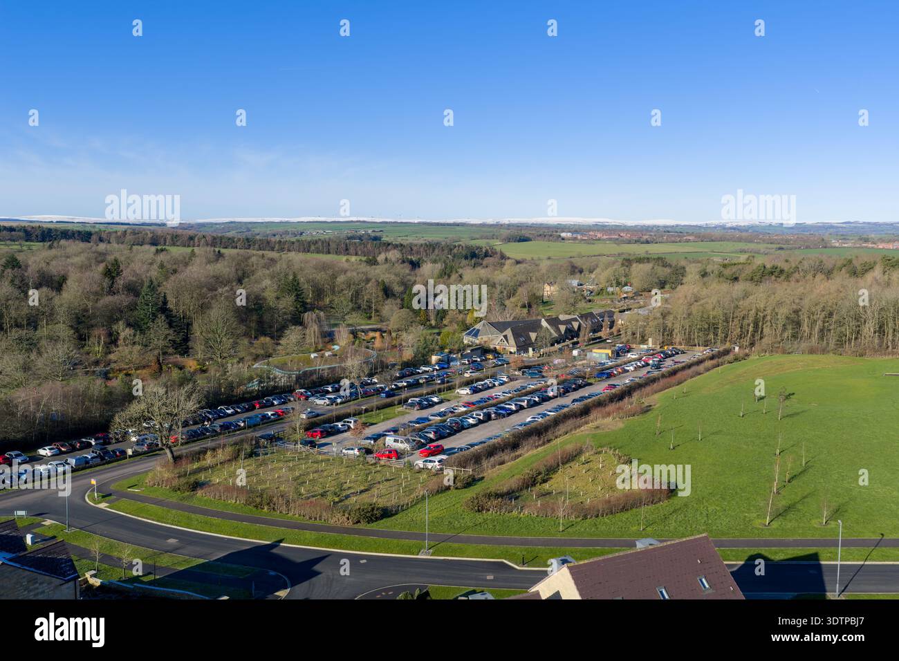 Drohnenfoto von Harlow Carr in Harrogate North Yorkshire, das den Parkplatz zum RHS Garden Harlow Carr zeigt, mit Bauernfeldern in t Stockfoto