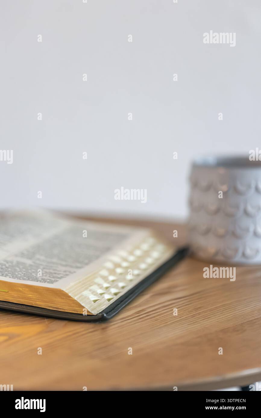 Vertikaler Kopierbereich für Glaubensanführungszeichen. Bibel und Schweigen. Stockfoto