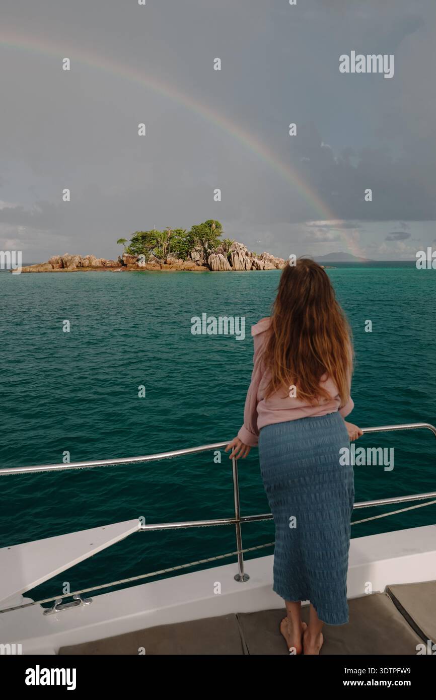 Weiße Frau über 30 in blauem Rock rosa gebundene Hemd barfuß Stand Stockfoto