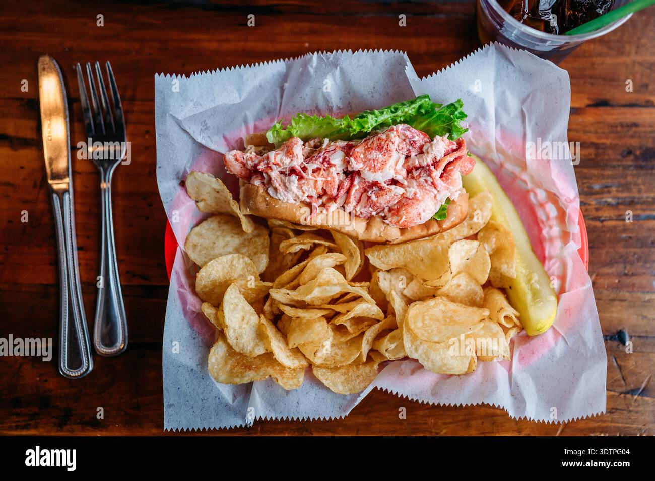 Hummer-Brötchen-Mahlzeit mit Pommes frites Stockfoto