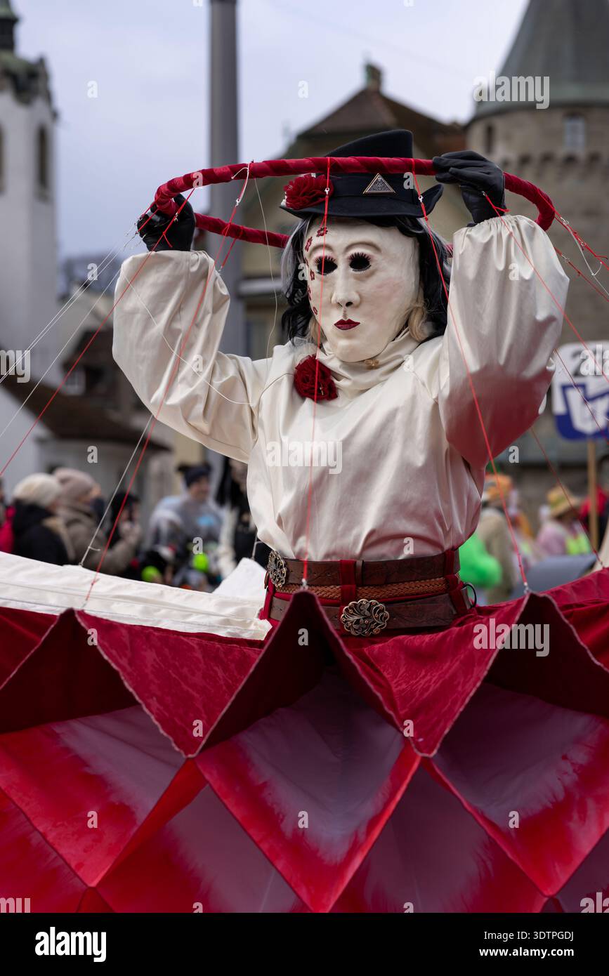 Marionettenkostüm bei der Fasnacht-Karnevalsparade in der Schweiz Stockfoto