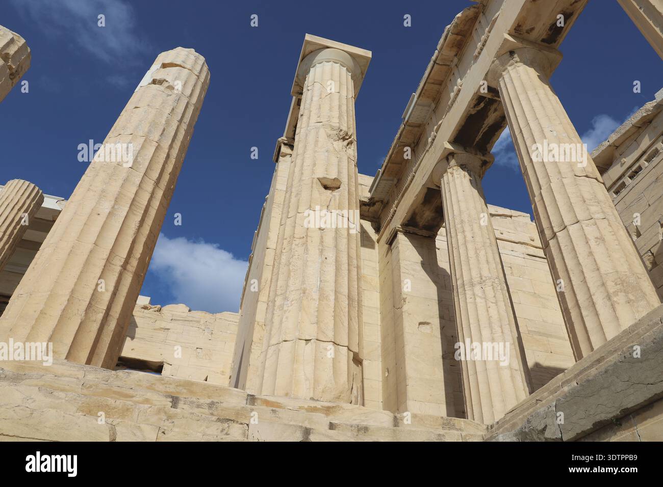 Antike Steinsäulen und Türöffnung mit Panoramablick auf die Stadt Athen Stockfoto