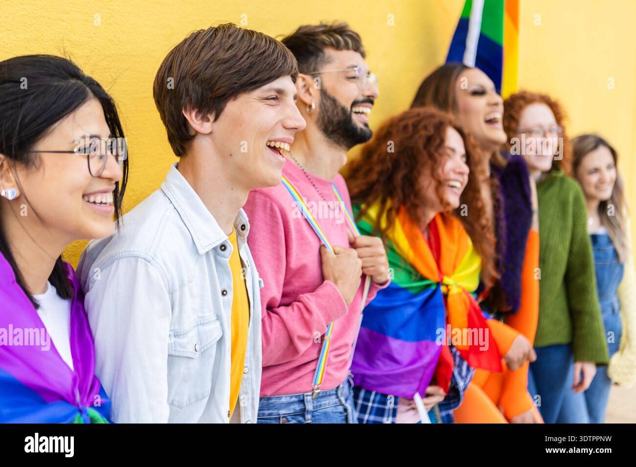 Seitenansicht von Freunden, die beim Pride-Event lachen Stockfoto