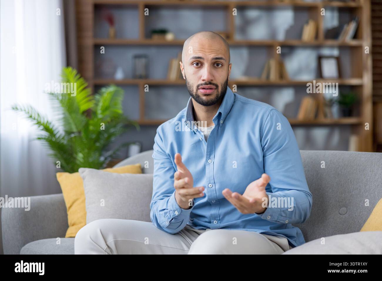 Mann, der ein Videogespräch mit einem internetbasierten Therapeuten oder Coach führt, seine Probleme teilt und professionellen Rat einholt, während er zu Hause sitzt Stockfoto