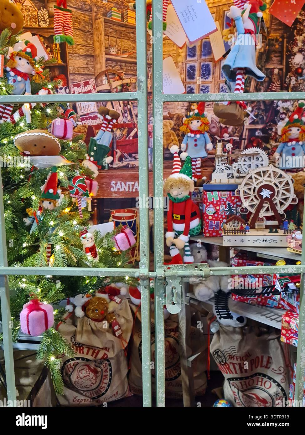 Weihnachtsdekoration in einem Schaufenster mit Weihnachtself. UK Stockfoto
