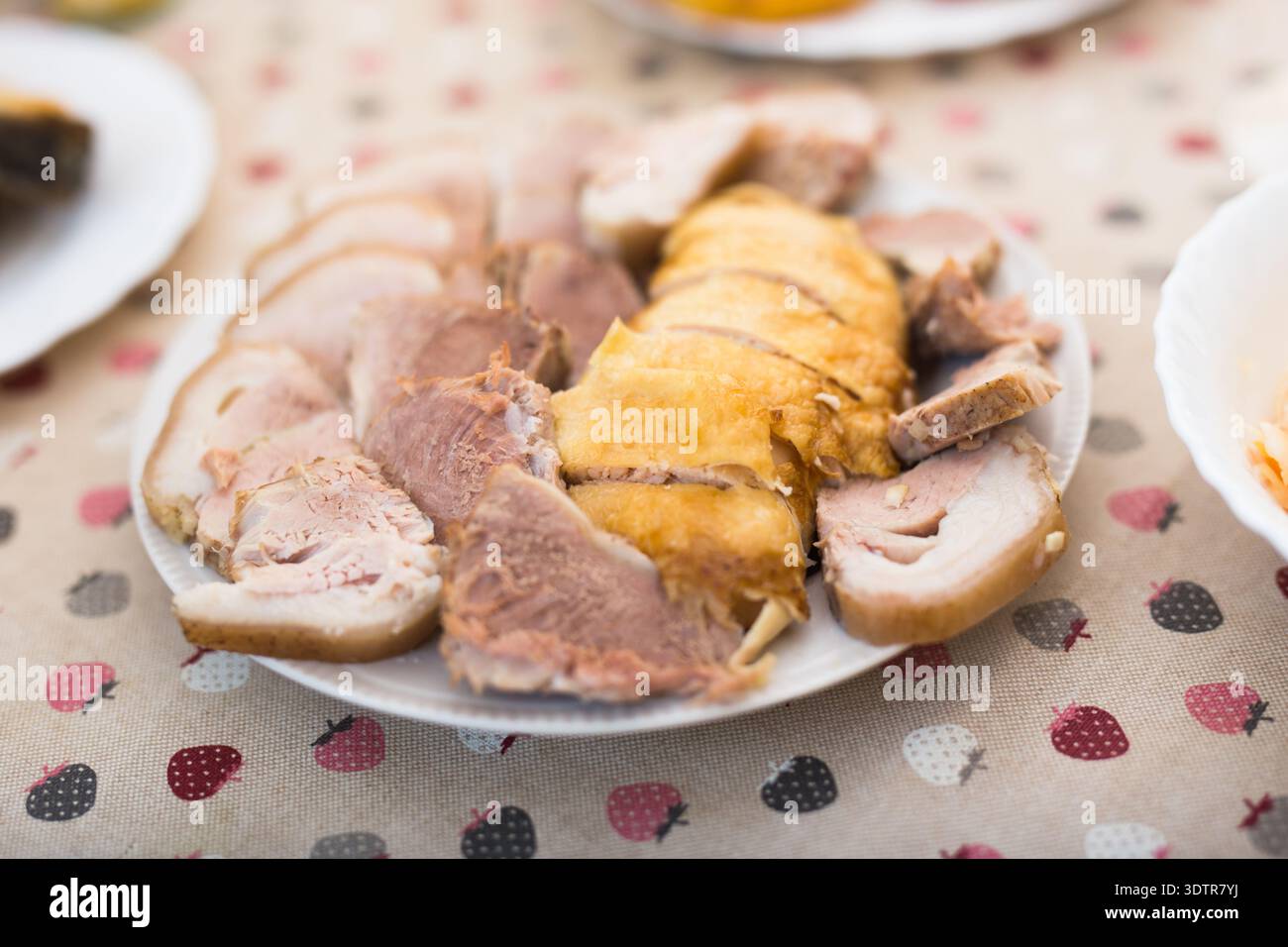 Aufschnitt von verschiedenen Arten von gekochtem Fleisch auf dem Teller Stockfoto