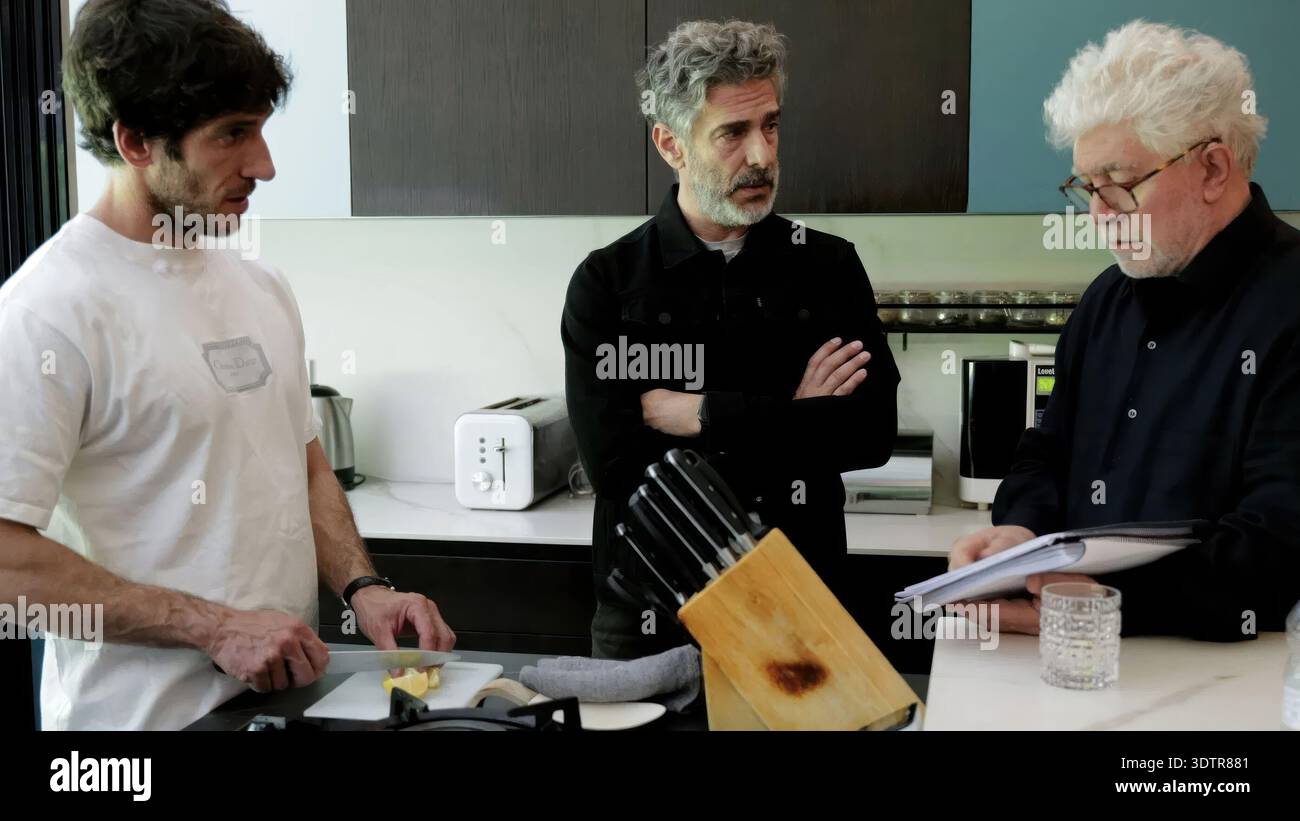 PEDRO ALMODOVAR, LEONARDO SBARAGLIA und QUIM GUTIERREZ in AMARGA NAVIDAD (2026), Regie: PEDRO ALMODOVAR. Titel: El Deseo / Movistar Plus+ / Album Stockfoto