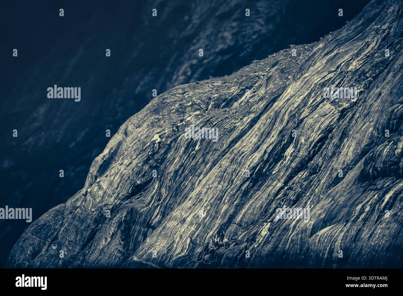 Glatte Steinwand mit ausgedehnten Erzgängen in Alaska, USA Stockfoto