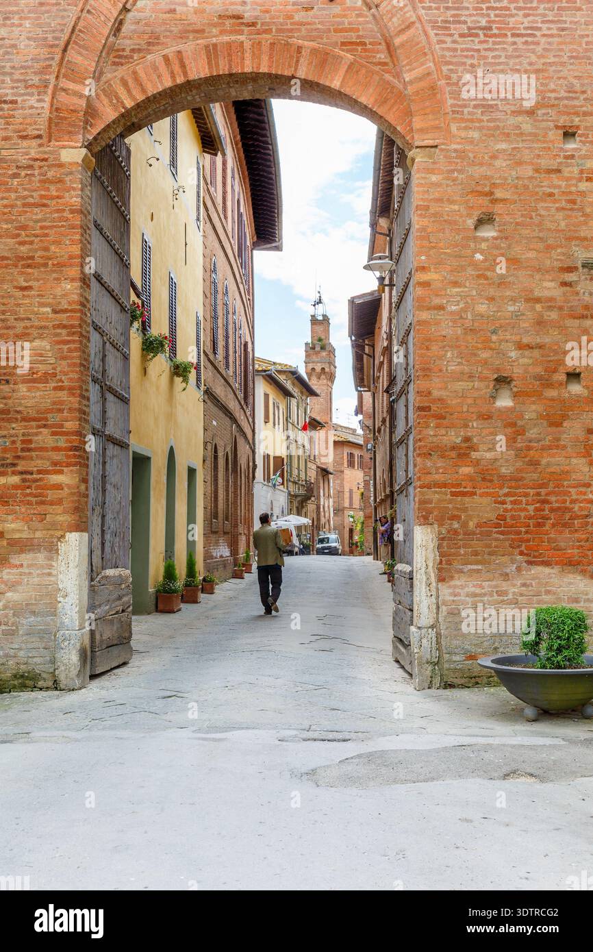 Stadttor zu einem italienischen Dorf Stockfoto
